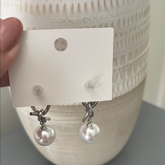 Silver Pearl Earrings Contemporary Jewelry New - Picture 3 of 3